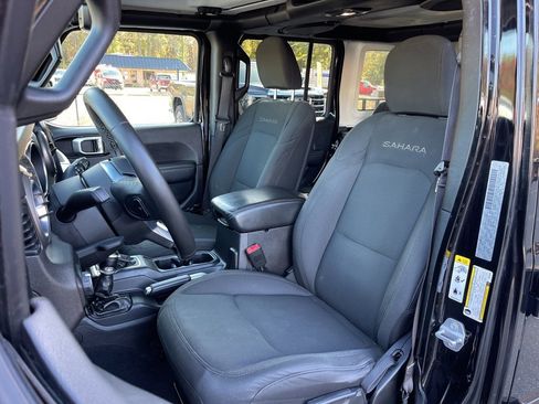 Used 2018 Jeep Wrangler Unlimited Sahara image 18