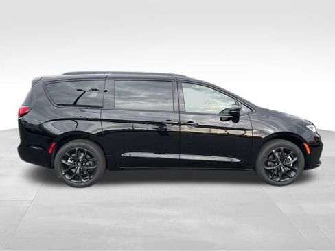 New 2026 Chrysler Pacifica Limited w/ S Appearance Package image 8