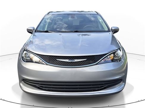 Used 2020 Chrysler Voyager L image 2