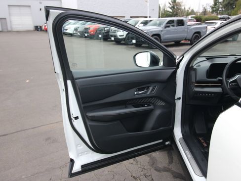 Used 2023 Nissan Ariya FWD image 9