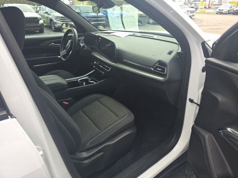 Used 2025 Chevrolet Traverse LT image 46