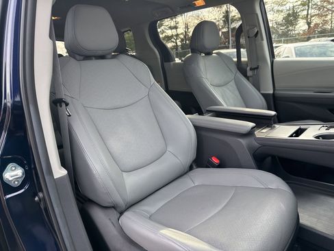 Used 2023 Toyota Sienna Limited image 15