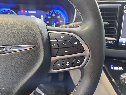 Used 2023 Chrysler Pacifica Touring-L FWD image 21