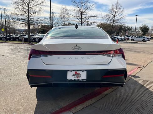 Used 2025 Hyundai Elantra Limited image 7