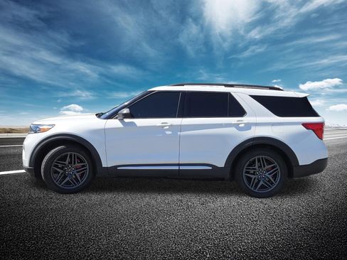 Used 2020 Ford Explorer XLT w/ Equipment Group 202A RWD image 16