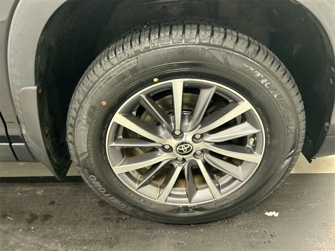 Used 2019 Toyota Highlander SE image 8