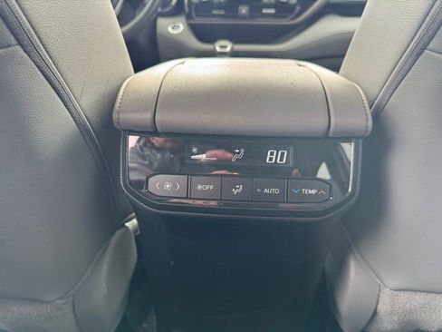 Used 2023 Toyota Highlander XLE AWD/4WD image 17