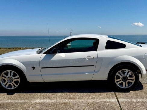 Used 2008 Ford Mustang DELUXE COUPE image 8