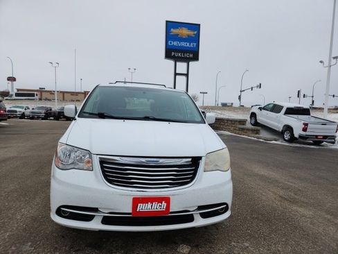 Used 2014 Chrysler Town & Country Touring image 2