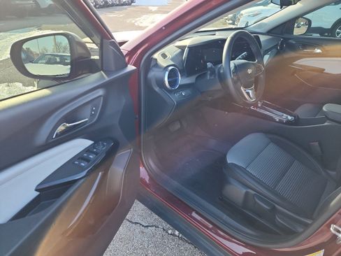 Used 2025 Chevrolet Trax LT w/ Driver Confidence Package image 11