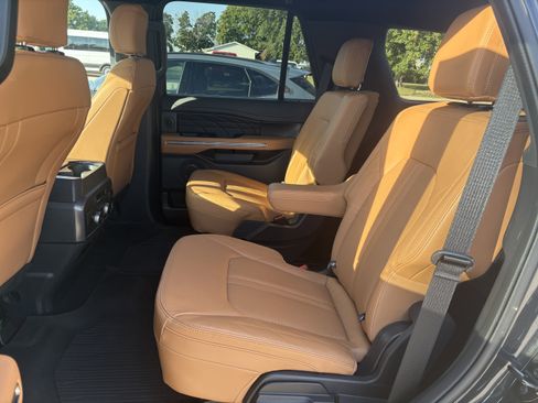 Used 2024 Ford Expedition Platinum image 41