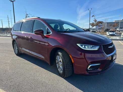 Used 2021 Chrysler Pacifica Touring image 8