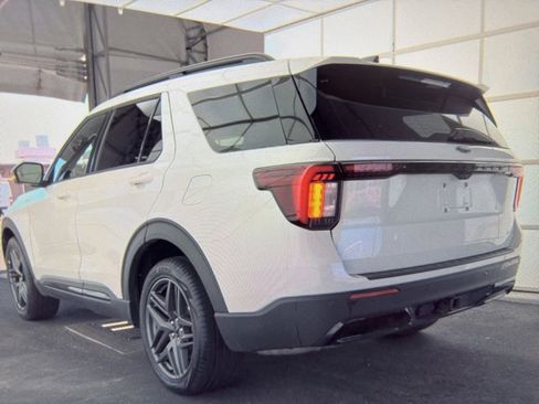 Used 2025 Ford Explorer ST-Line w/ ST-Line Street Pack AWD/4WD image 3