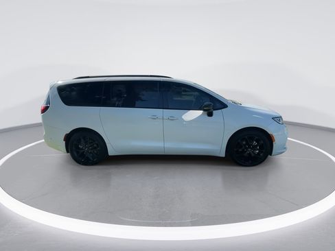 Used 2024 Chrysler Pacifica Touring-L w/ S Appearance Package image 23