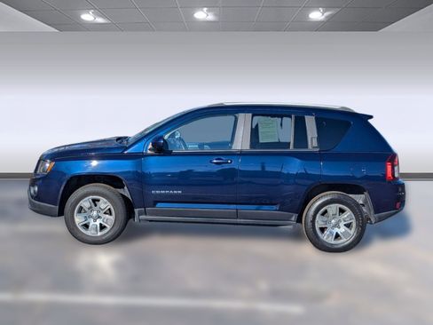 Used 2017 Jeep Compass Latitude image 2
