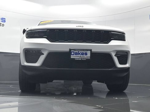 Used 2023 Jeep Grand Cherokee Limited w/ Black Appearance Package AWD/4WD image 39