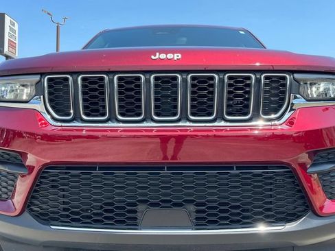 Used 2024 Jeep Grand Cherokee Laredo X w/ Luxury Tech Group I RWD image 12