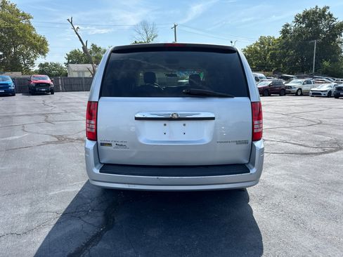 Used 2009 Chrysler Town & Country LX image 4