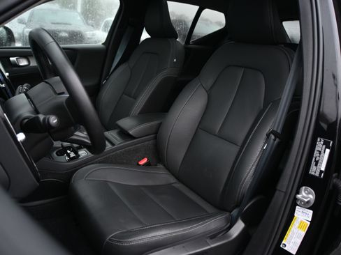 Used 2025 Volvo XC40 B5 Core image 6