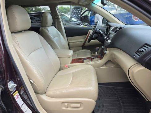 Used 2011 Toyota Highlander Limited w/ Tow Pkg AWD/4WD image 17