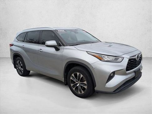 Used 2020 Toyota Highlander XLE image 3