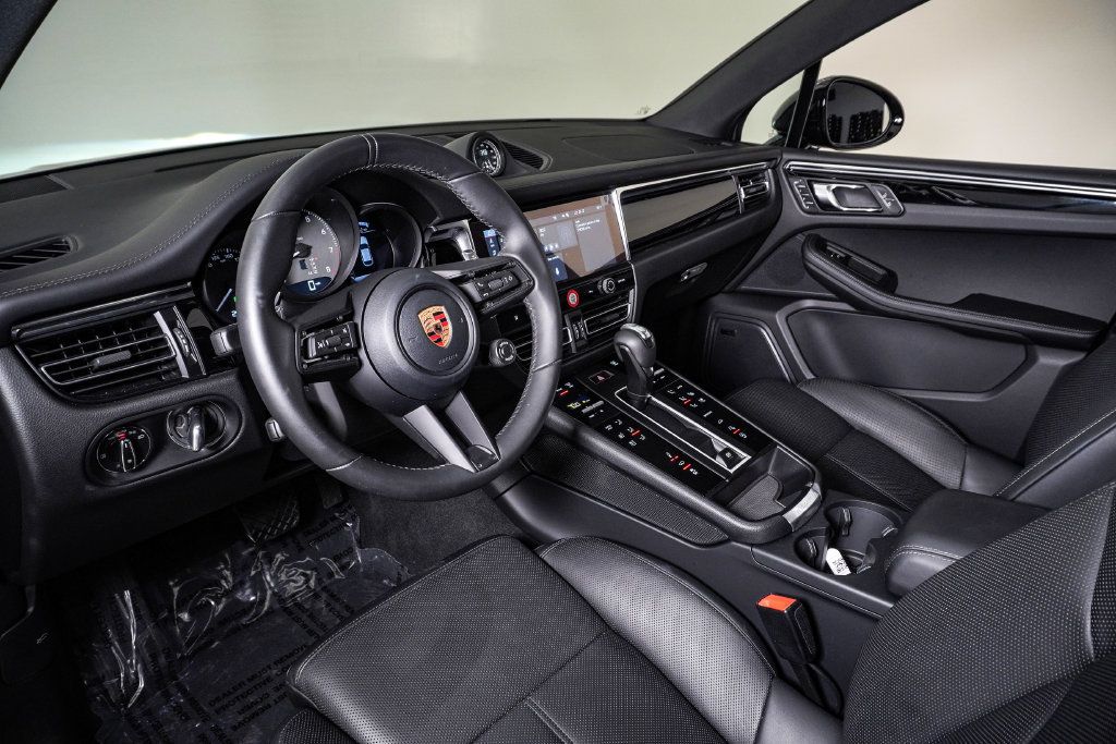 Certified 2026 Porsche Macan S AWD/4WD image 4