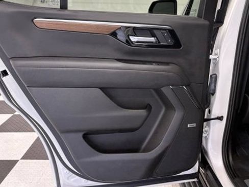 Used 2025 Chevrolet Tahoe High Country AWD/4WD image 21