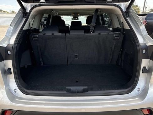 Used 2023 Toyota Highlander LE image 9