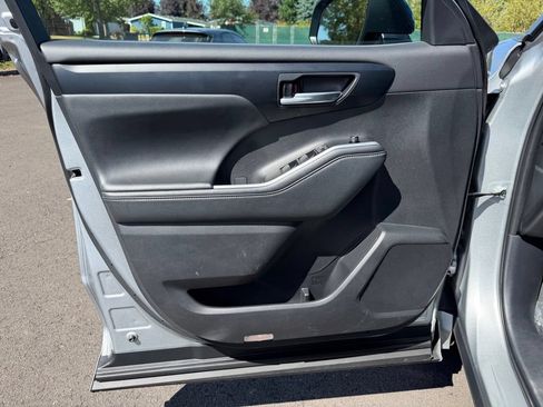 Used 2025 Toyota Highlander XSE AWD/4WD image 11