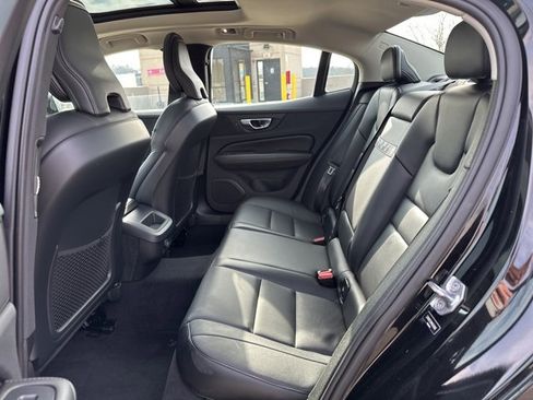 Used 2021 Volvo S60 T5 Momentum image 12