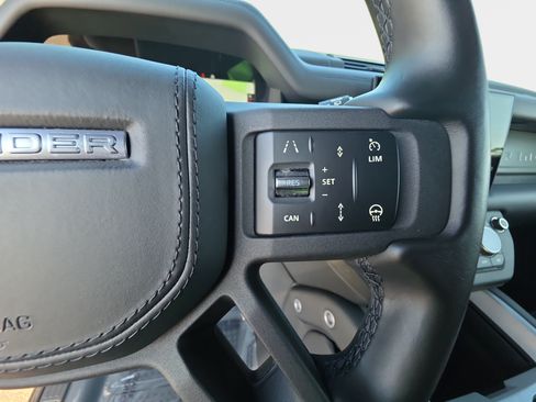 Used 2025 Land Rover Defender 110 V8 AWD/4WD image 17
