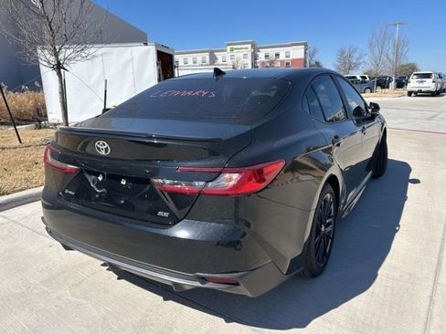 Used 2025 Toyota Camry SE image 3