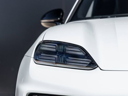 Certified 2025 Porsche Macan Electric RWD image 19