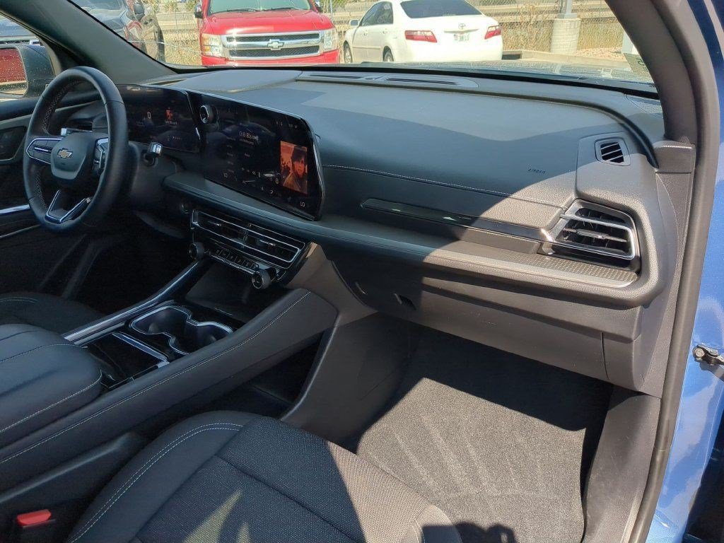 Used 2024 Chevrolet Traverse LT w/ Trailering Package FWD image 29