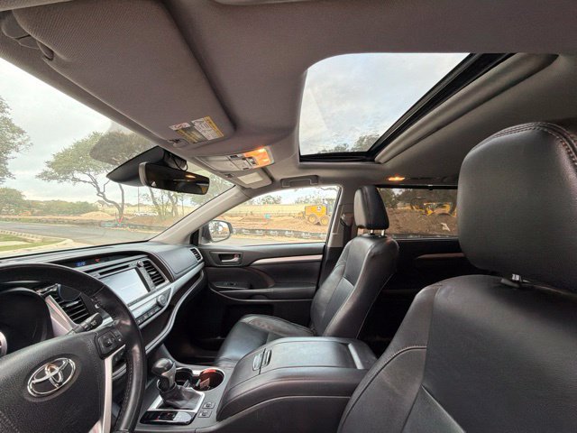 Used 2017 Toyota Highlander XLE AWD/4WD image 11