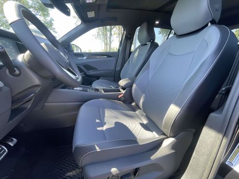 New 2026 Volkswagen Tiguan SE R-Line FWD image 17