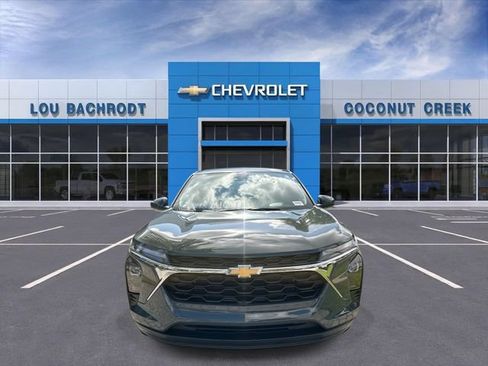 Used 2025 Chevrolet Trax LS w/ LS Convenience Package FWD image 3