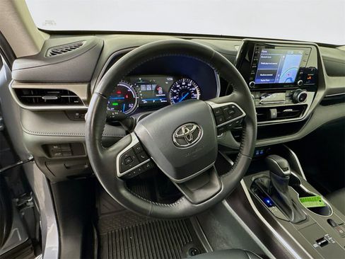 Certified 2022 Toyota Highlander XLE image 9