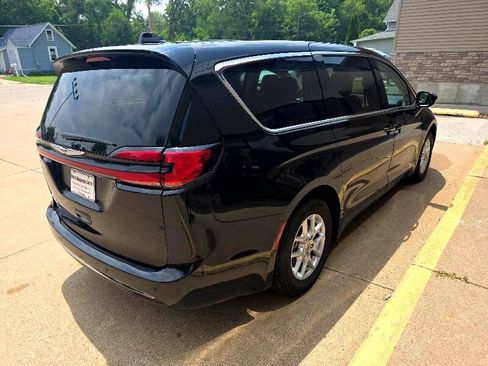 Used 2024 Chrysler Pacifica Touring-L image 3