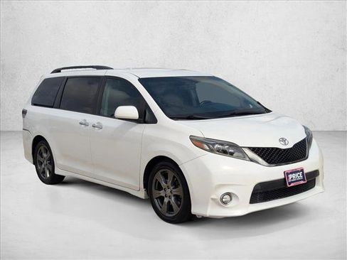 Used 2017 Toyota Sienna SE image 3