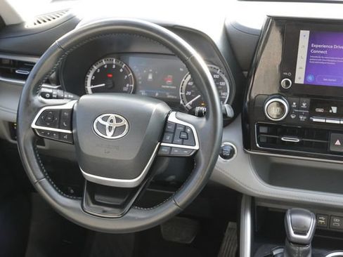 Used 2023 Toyota Highlander LE FWD image 14