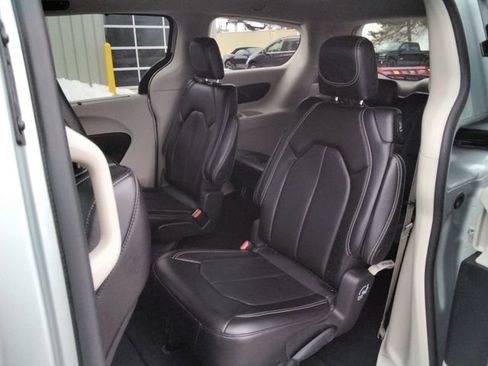 Used 2024 Chrysler Pacifica Touring-L image 10