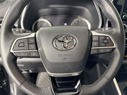 Used 2023 Toyota Highlander XSE FWD image 16