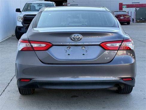 Used 2018 Toyota Camry LE image 5