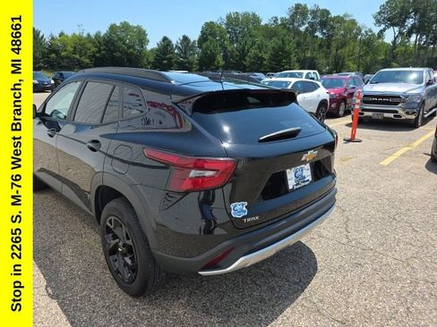 Used 2025 Chevrolet Trax LT FWD image 9