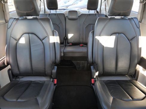 Used 2017 Chrysler Pacifica Touring-L image 13