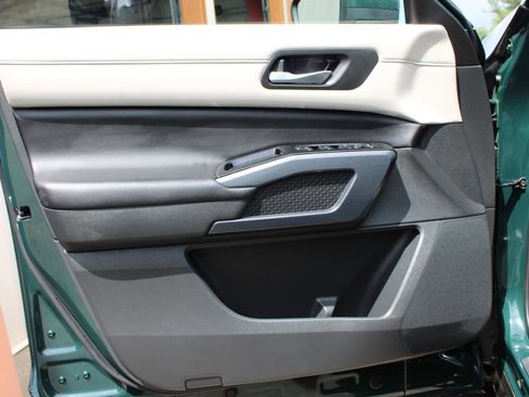 Used 2025 Nissan Pathfinder SL AWD/4WD image 16