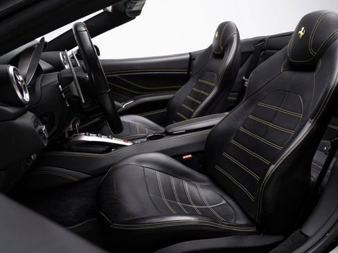Used 2017 Ferrari California T image 3