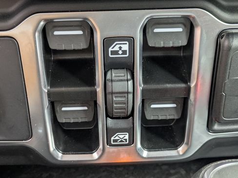 Used 2025 Jeep Wrangler Unlimited Sahara w/ Safety Group AWD/4WD image 25