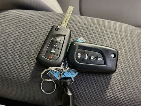 Used 2021 Toyota Corolla LE FWD image 35